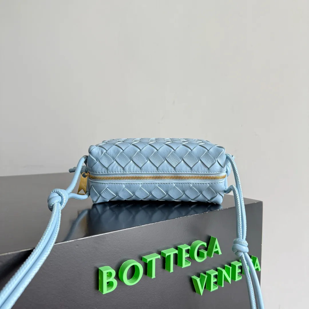 Batch 1560 New version and new color (third generation) 𝗕𝗼𝘁𝘁𝗲𝗴𝗮 𝗩𝗲𝗻𝗲𝘁𝗮 ——— BV’s best value for money, the latest version of the loop camera bag💥, large woven texture, super high quality lambskin as always, with zippers, adjustable drawstrings, it’s especially suitable for the belly💫It can fit anything, and it’s very light weight, suitable🈴️for girls of all ages. Size: 17*10*6cm Style number: 723547
